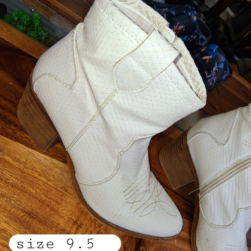 Unk Cream Heeled Boots Western Style